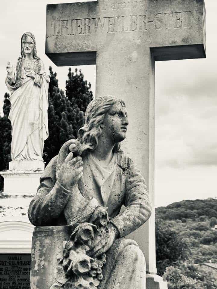 Engelsfigur – Grevenmacher (065) – Friedhof Grevenmacher. Darstellung: Engel, Frau, Trauernde.