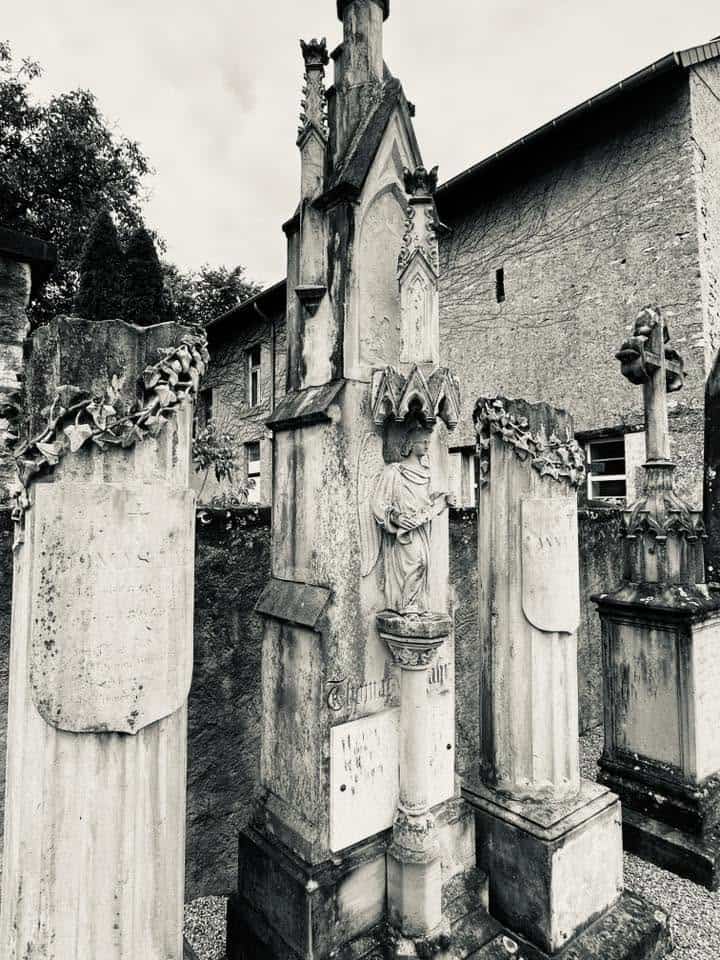 Grabmal und Detail – Grevenmacher (066) – Friedhof Grevenmacher.
