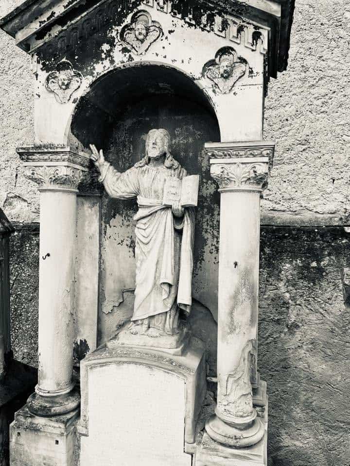 Heiligenfigur – Grevenmacher (067) – Friedhof Grevenmacher. Darstellung: Heiligenfigur.