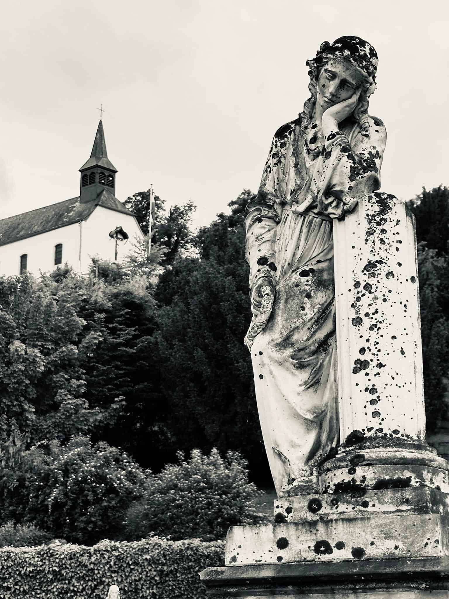 Frauenfigur – Grevenmacher (069) – Friedhof Grevenmacher. Darstellung: Frau.