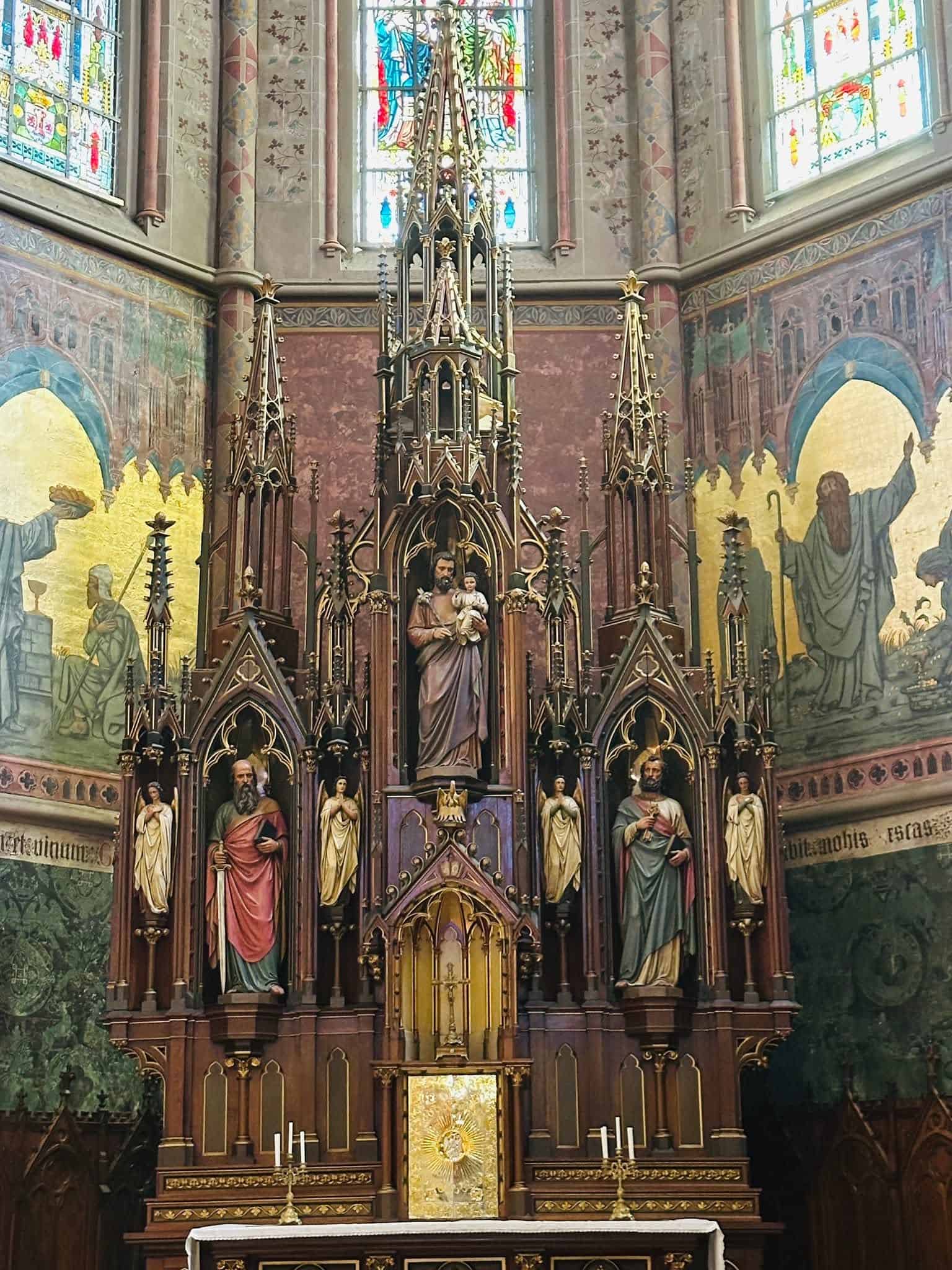 Neugotischer Hochaltar mit Heiligenfiguren in Dekanatkirche St. Joseph (Esch-sur-Alzette) – Fotoansicht 1.