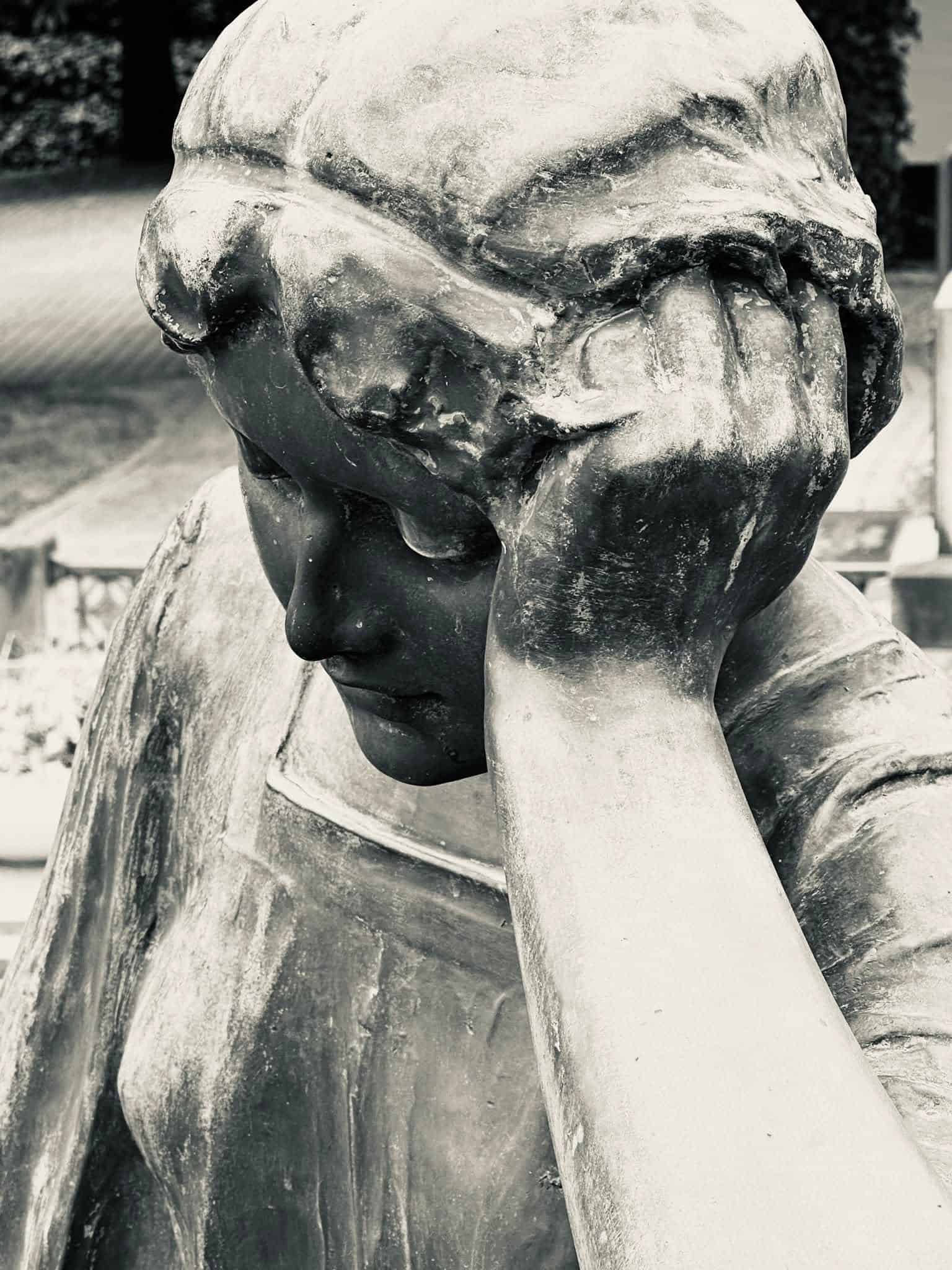 Trauerfigur – Grevenmacher (071) – Friedhof Grevenmacher. Darstellung: Frau, Trauernde.