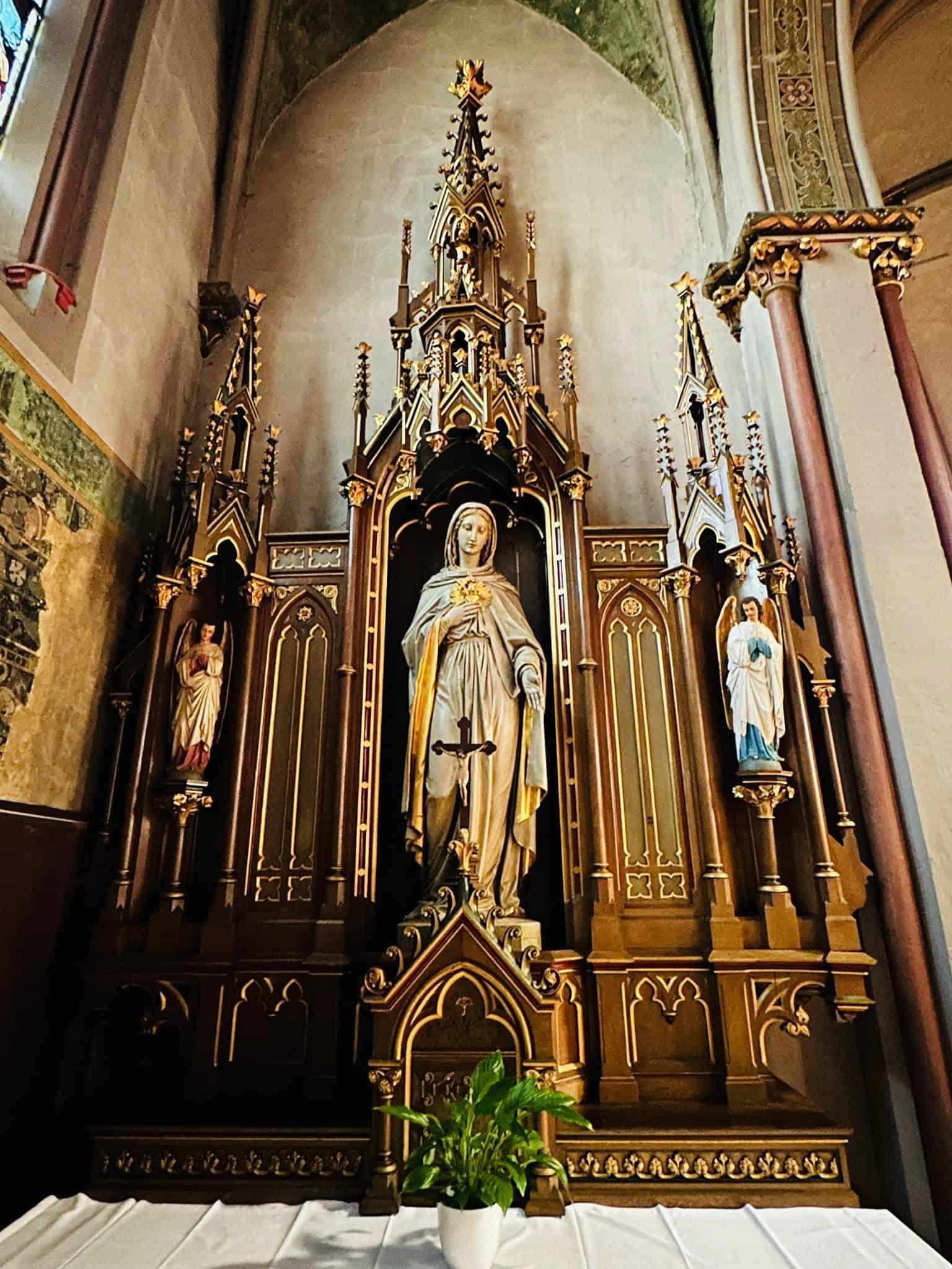 Neugotischer Seitenaltar mit Marienfigur in Dekanatkirche St. Joseph (Esch-sur-Alzette) – Fotoansicht 1.