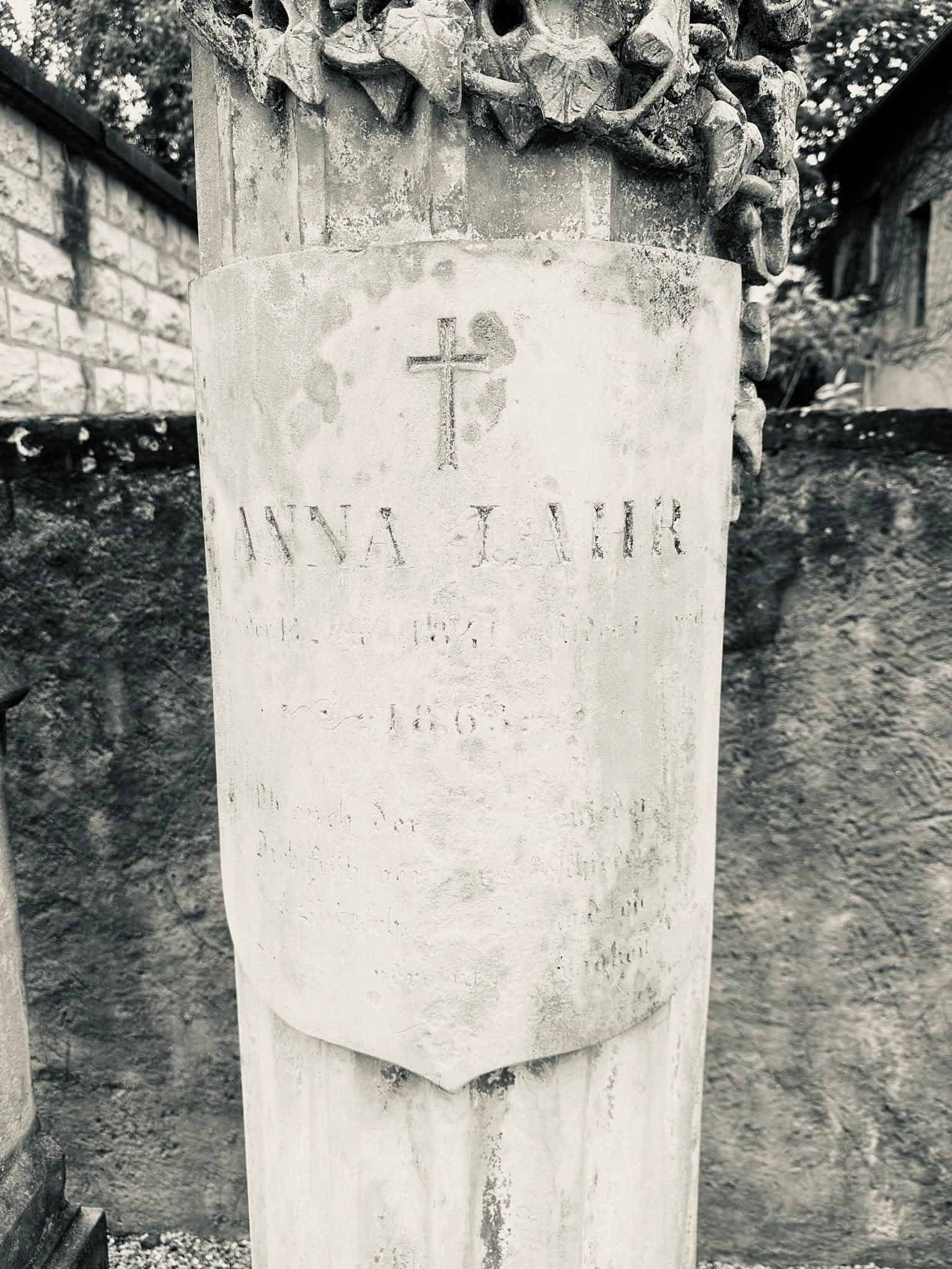 Grabmal und Detail – Grevenmacher (072) – Friedhof Grevenmacher.