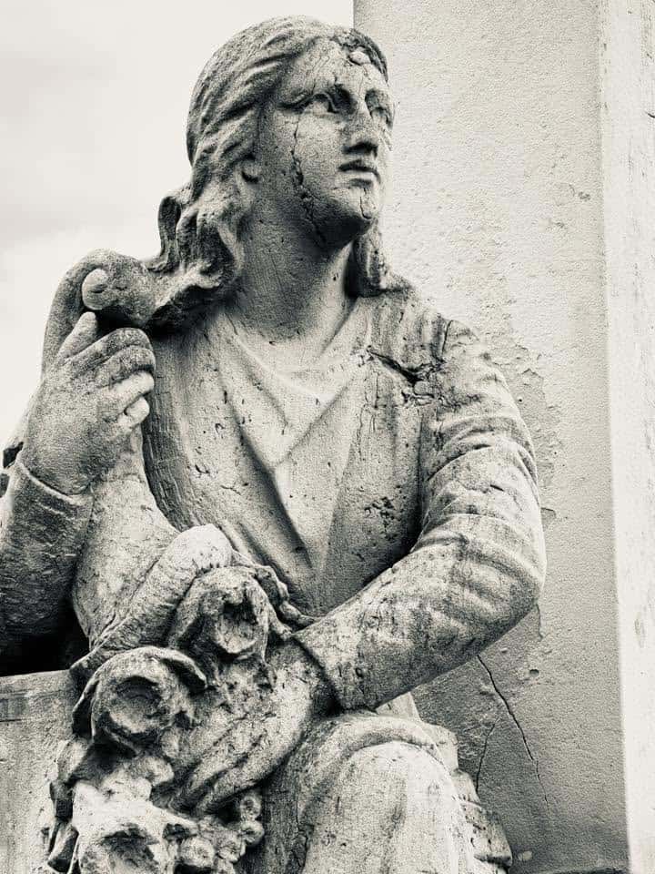Frauenfigur – Grevenmacher (073) – Friedhof Grevenmacher. Darstellung: Frau.