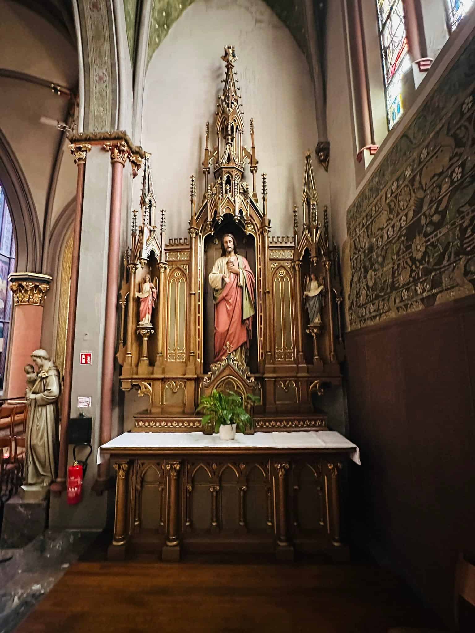 Seitenaltar mit Herz-Jesu-Figur in Dekanatkirche St. Joseph (Esch-sur-Alzette) – Fotoansicht 1.