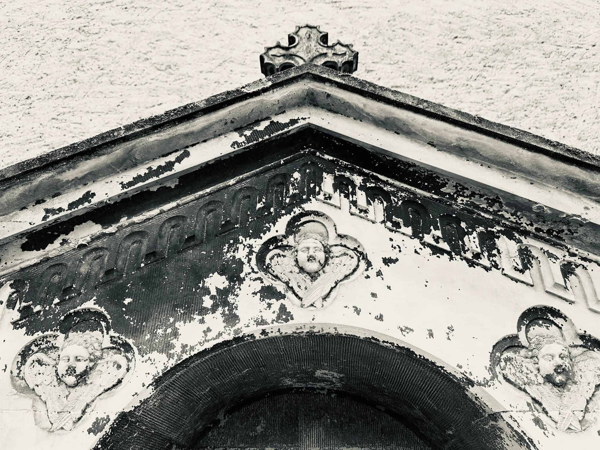 Grabmal und Detail – Grevenmacher (074) – Friedhof Grevenmacher.