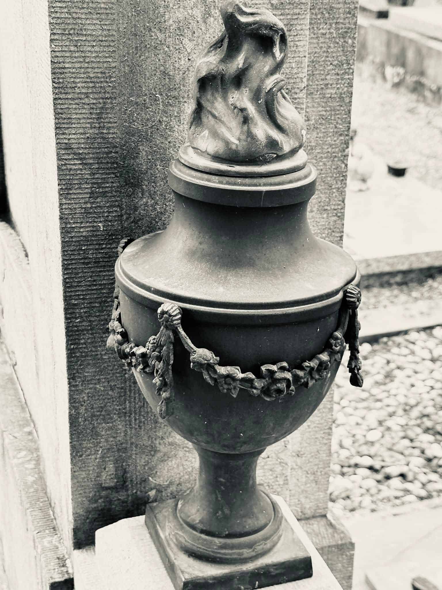 Grabmal und Detail – Grevenmacher (075) – Friedhof Grevenmacher.