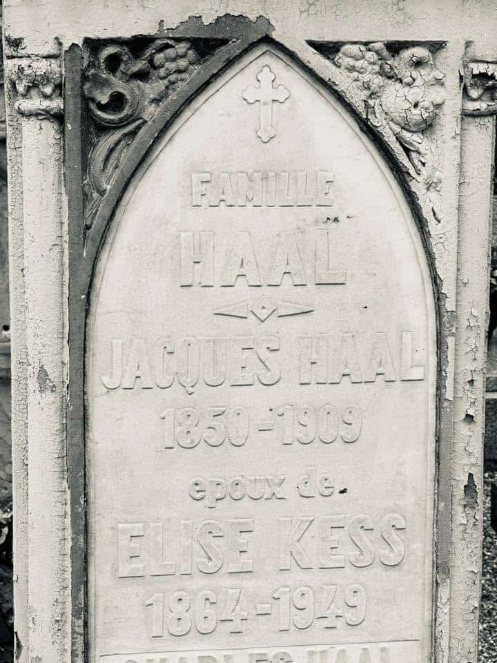 Grabmal und Detail – Grevenmacher (076) – Friedhof Grevenmacher.