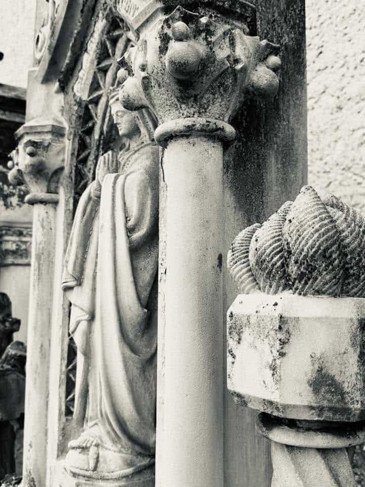 Grabmal und Detail – Grevenmacher (081) – Friedhof Grevenmacher.