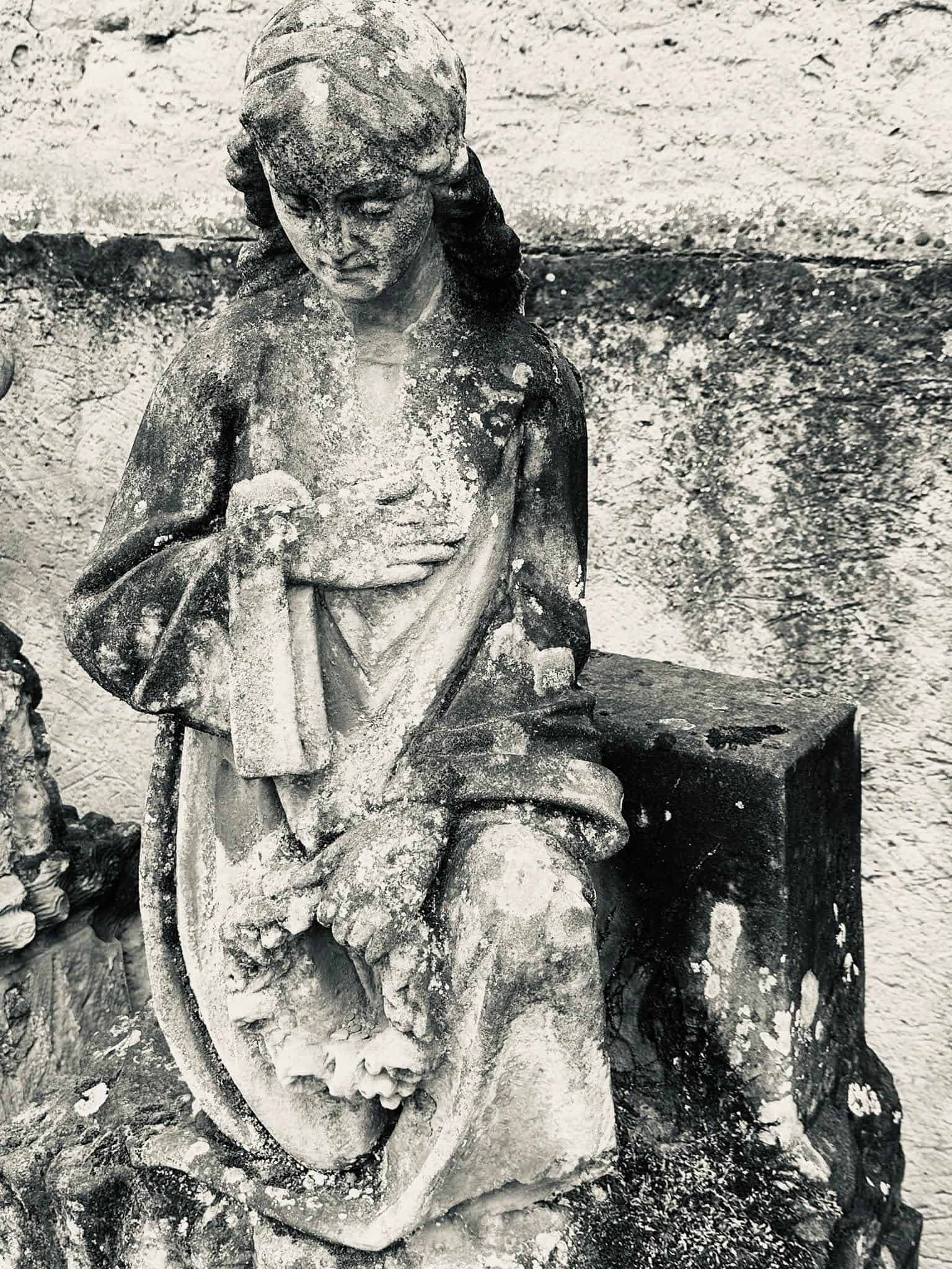 Trauerfigur – Grevenmacher (082) – Friedhof Grevenmacher. Darstellung: Frau, Trauernde.