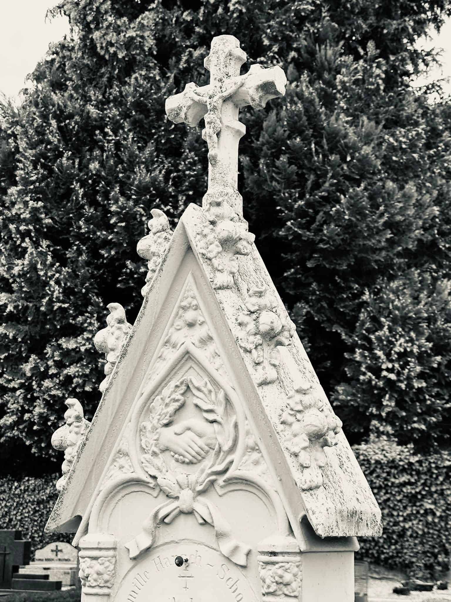 Grabmal und Detail – Grevenmacher (083) – Friedhof Grevenmacher.