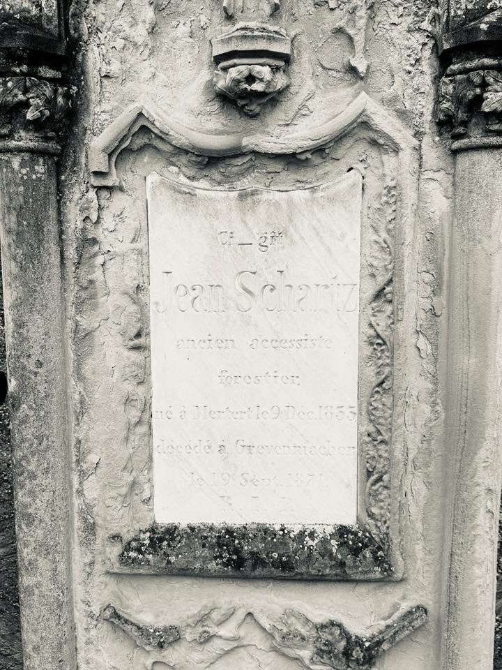 Grabmal und Detail – Grevenmacher (084) – Friedhof Grevenmacher.