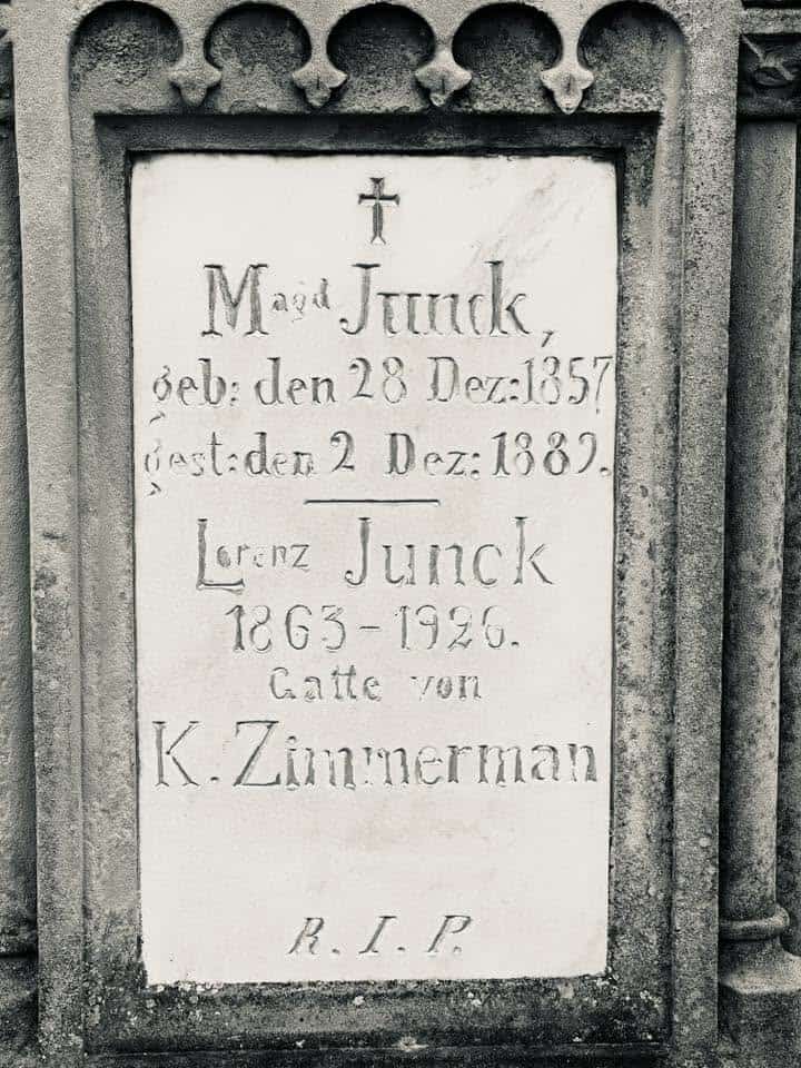 Grabmal und Detail – Grevenmacher (086) – Friedhof Grevenmacher.