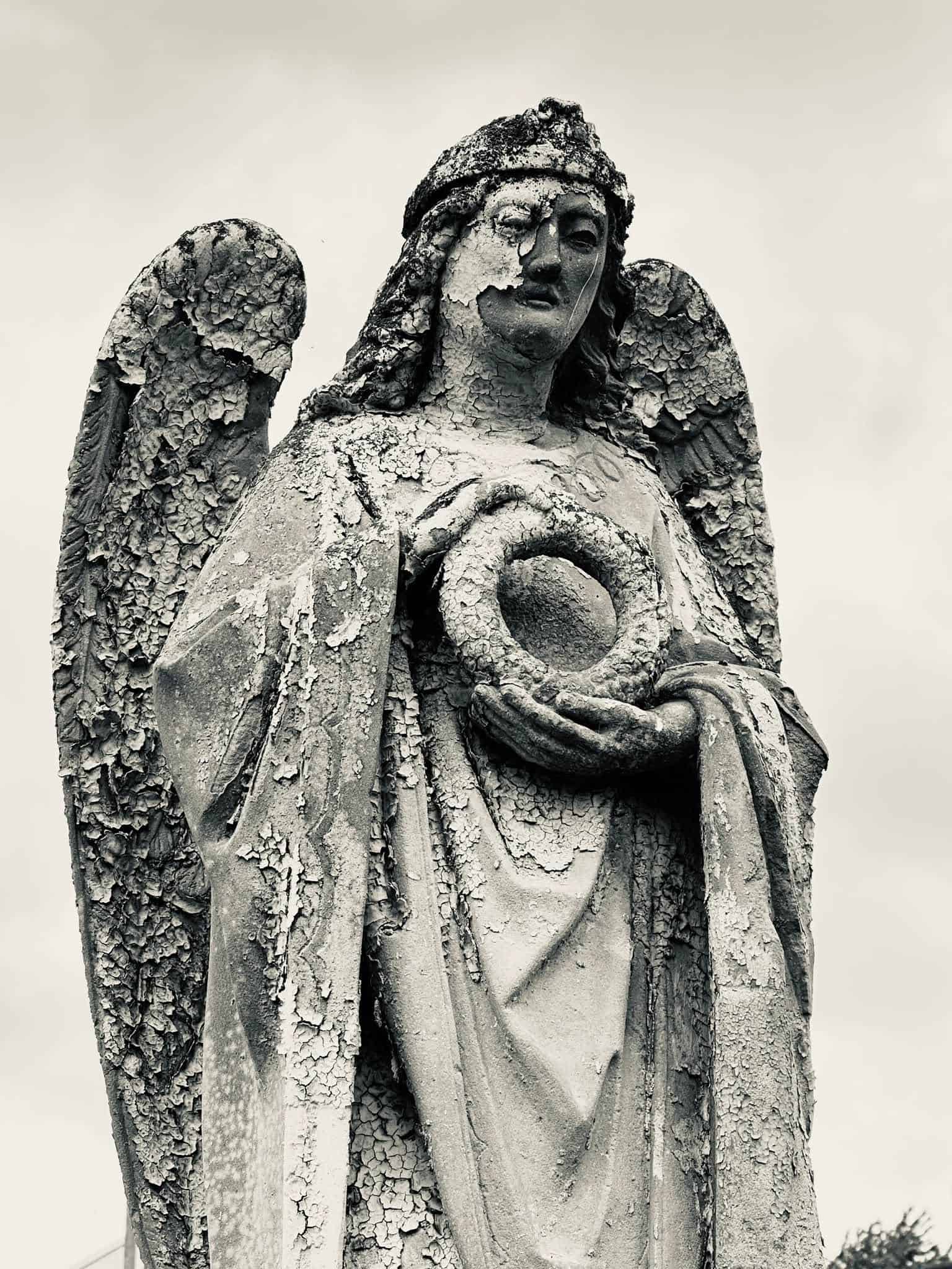Engelsfigur – Grevenmacher (090) – Friedhof Grevenmacher. Darstellung: Engel, Frau.