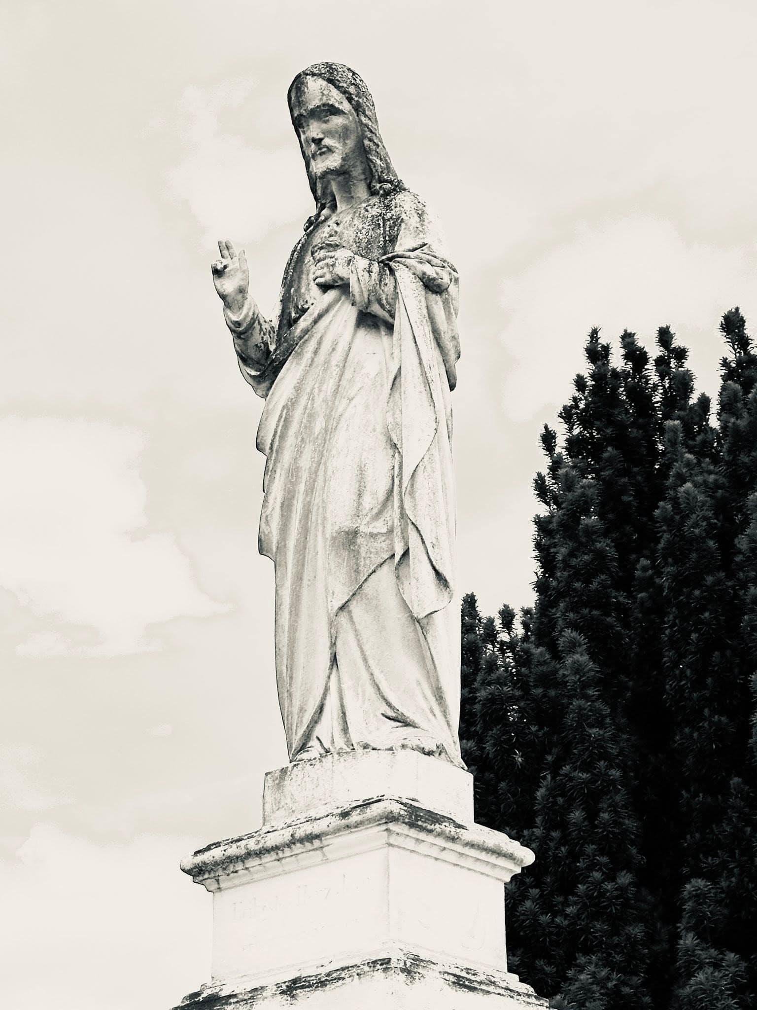 Frauenfigur – Grevenmacher (092) – Friedhof Grevenmacher. Darstellung: Frau, Heiligenfigur.
