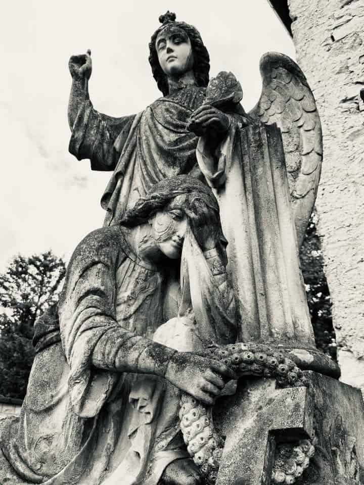 Engelsfigur – Grevenmacher (095) – Friedhof Grevenmacher. Darstellung: Engel, Frau.