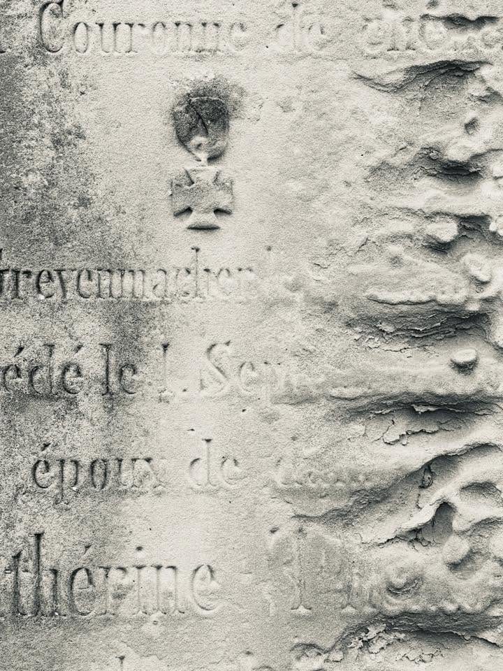 Grabmal und Detail – Grevenmacher (096) – Friedhof Grevenmacher.
