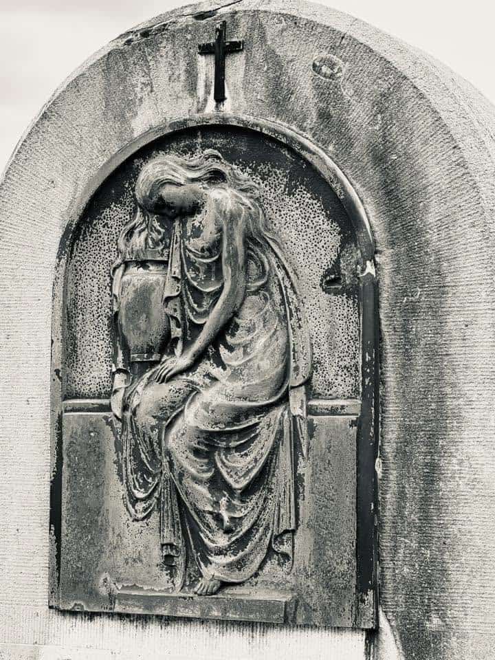 Frauenfigur – Grevenmacher (099) – Friedhof Grevenmacher. Darstellung: Frau.