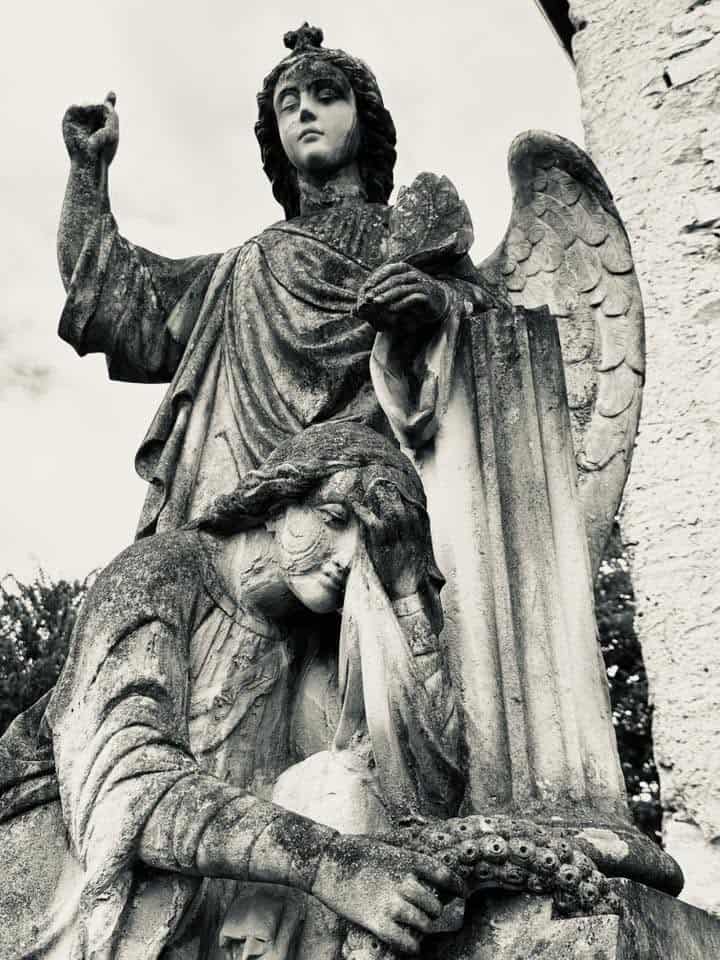 Engelsfigur – Grevenmacher (101) – Friedhof Grevenmacher. Darstellung: Engel, Frau.