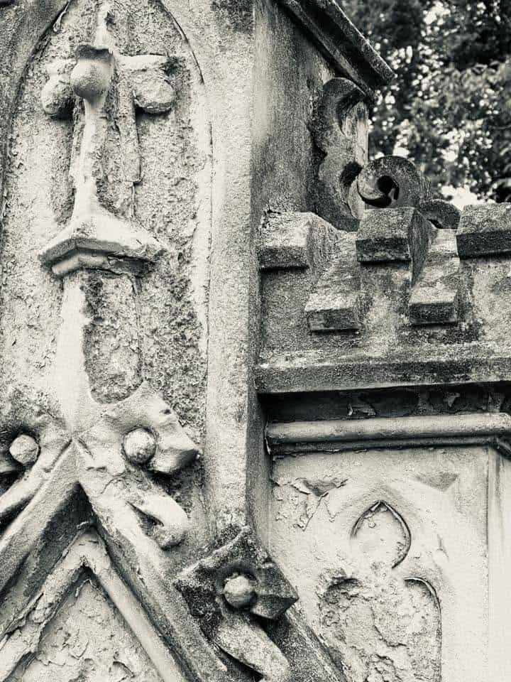 Grabmal und Detail – Grevenmacher (102) – Friedhof Grevenmacher.