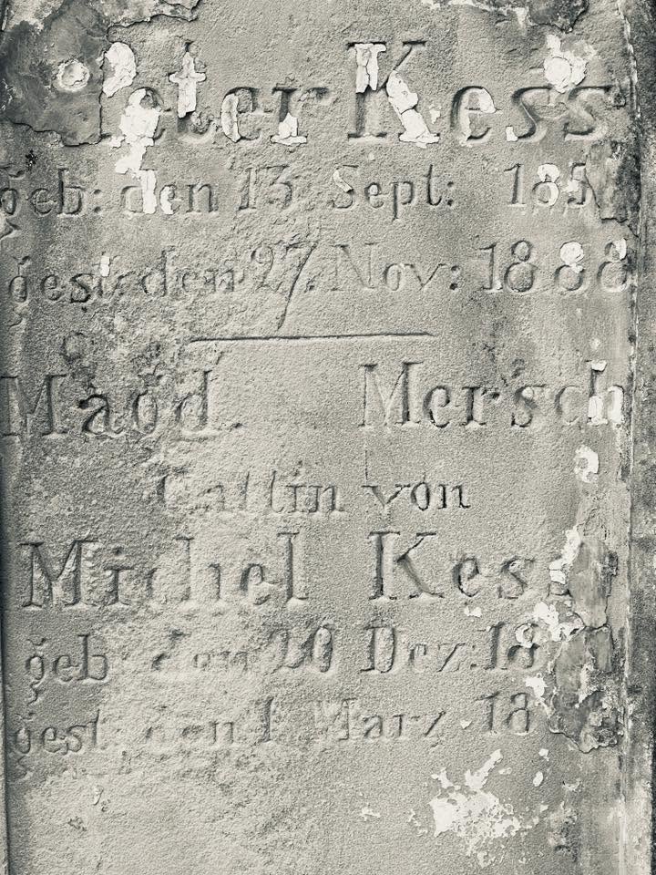 Grabmal und Detail – Grevenmacher (104) – Friedhof Grevenmacher.