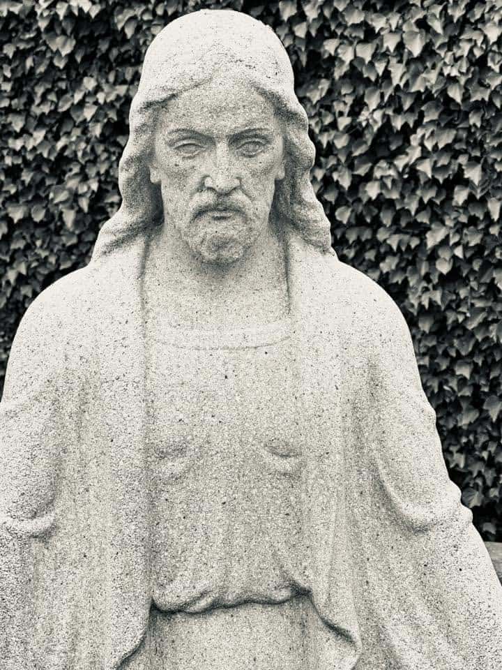 Heiligenfigur – Grevenmacher (105) – Friedhof Grevenmacher. Darstellung: Christus, Heiligenfigur.