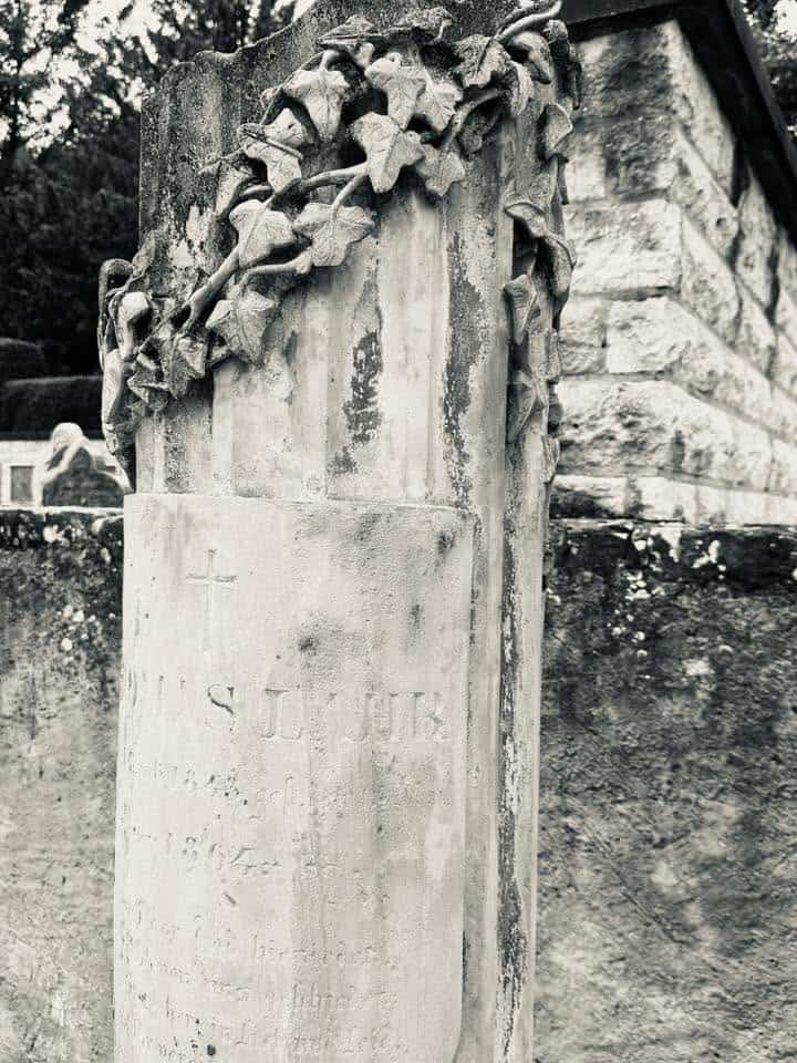 Grabmal und Detail – Grevenmacher (106) – Friedhof Grevenmacher.