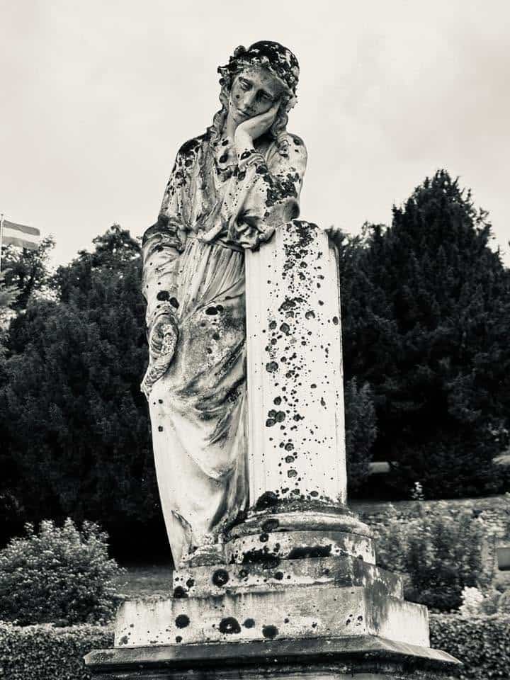 Frauenfigur – Grevenmacher (107) – Friedhof Grevenmacher. Darstellung: Frau.