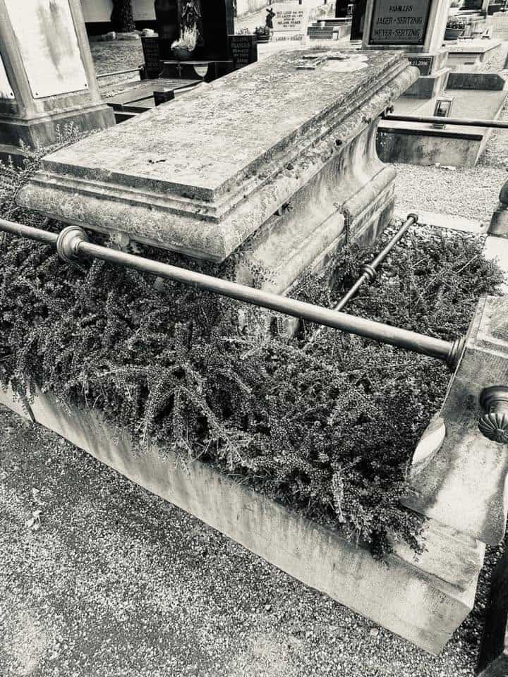 Grabmal und Detail – Grevenmacher (109) – Friedhof Grevenmacher.