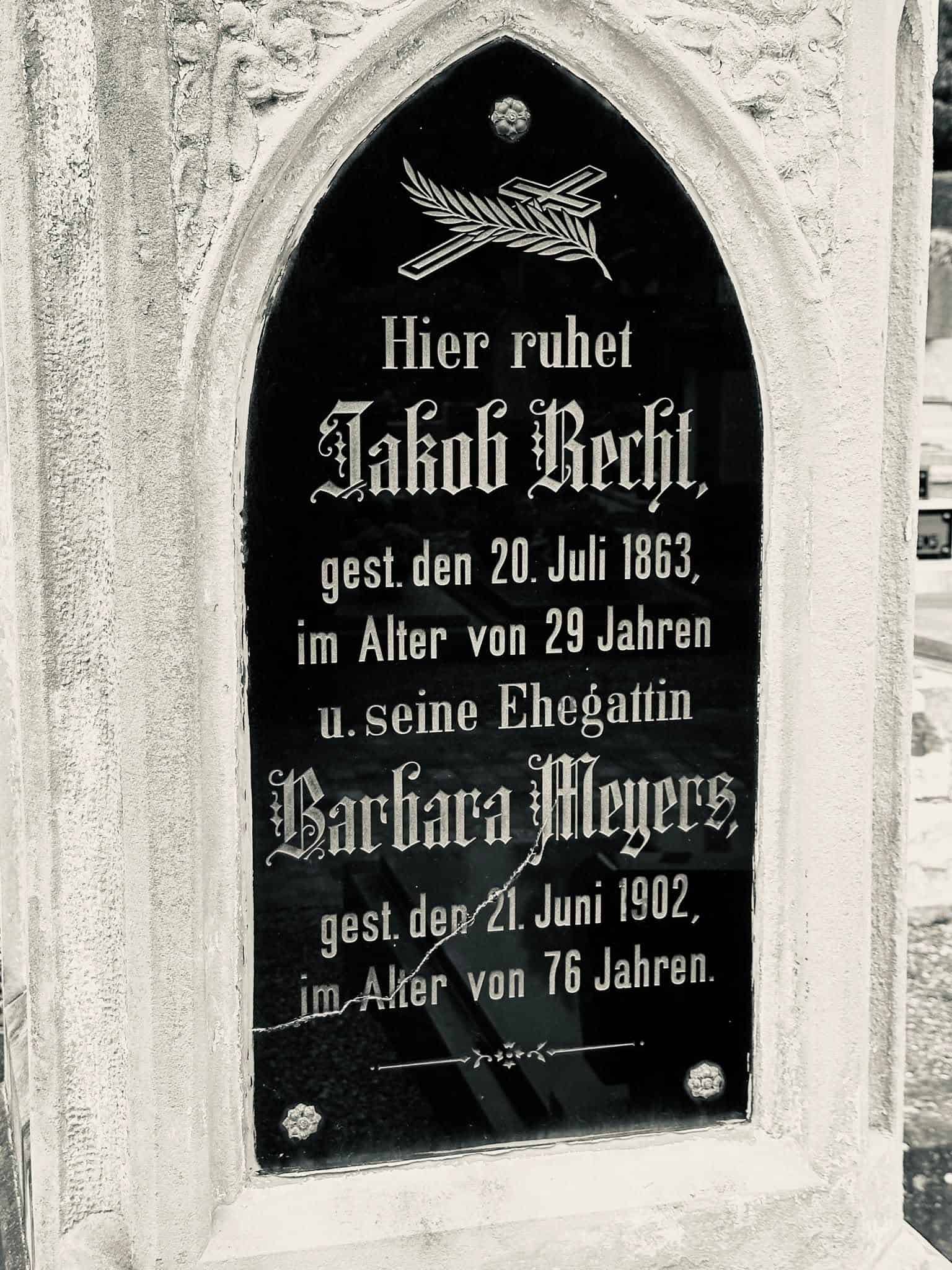 Grabmal und Detail – Grevenmacher (110) – Friedhof Grevenmacher.