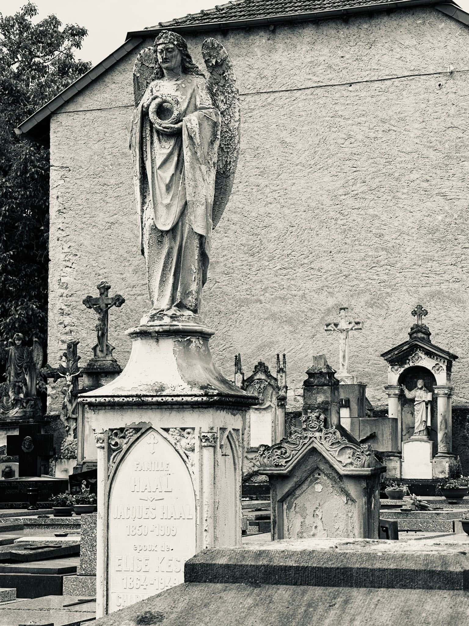Frauenfigur – Grevenmacher (112) – Friedhof Grevenmacher. Darstellung: Frau, Heiligenfigur.
