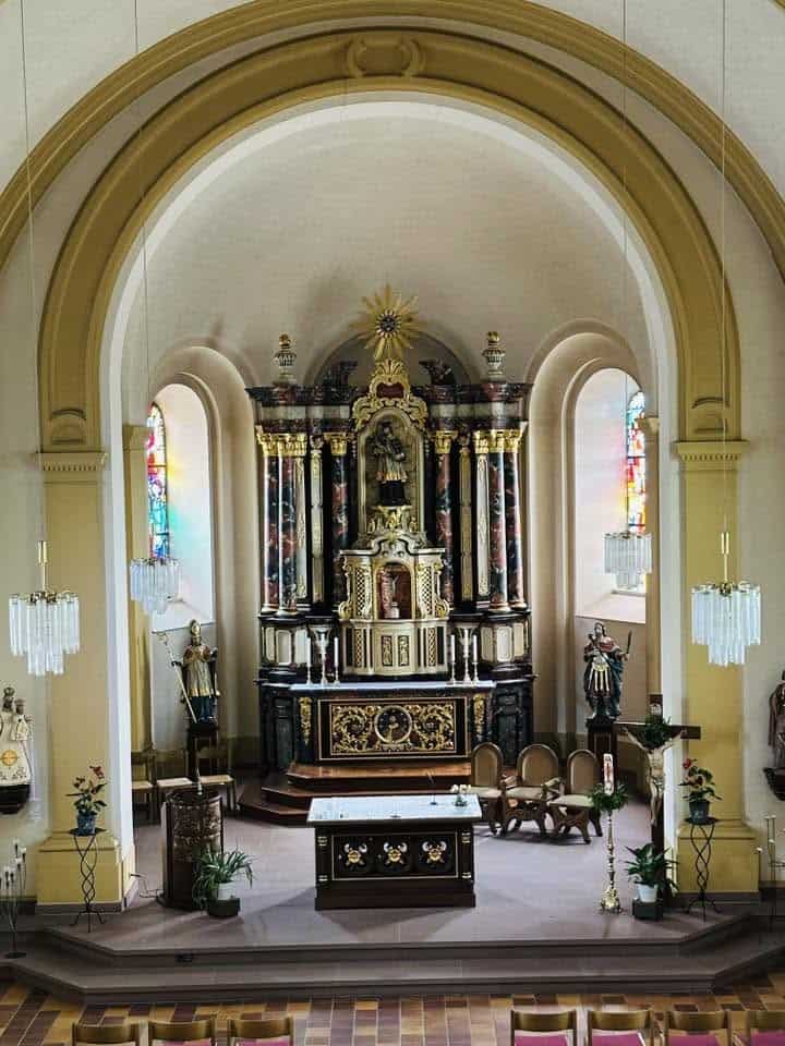 Hochaltar mit barockem Retabel in St. Johannes Nepomuk (Weiswampach) – Fotoansicht 1.