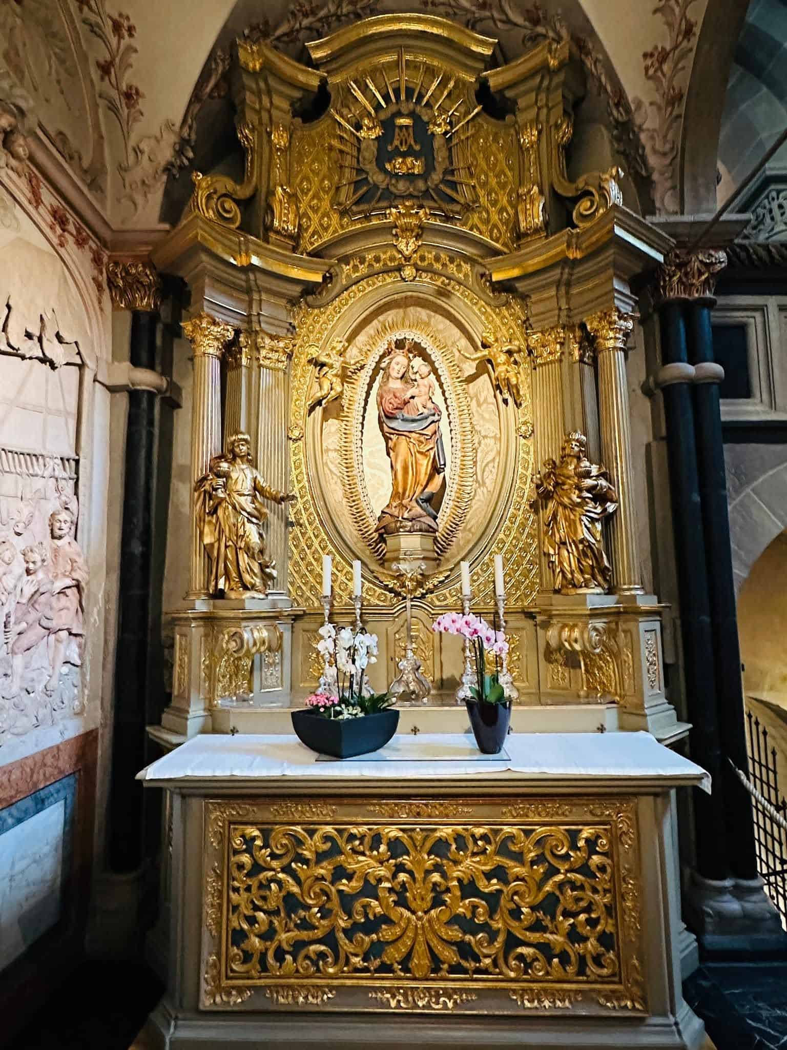 Marienaltar in der Marienkapelle des Trierer Doms in Trierer Dom · Marienkapelle (Trier) – Fotoansicht 1.