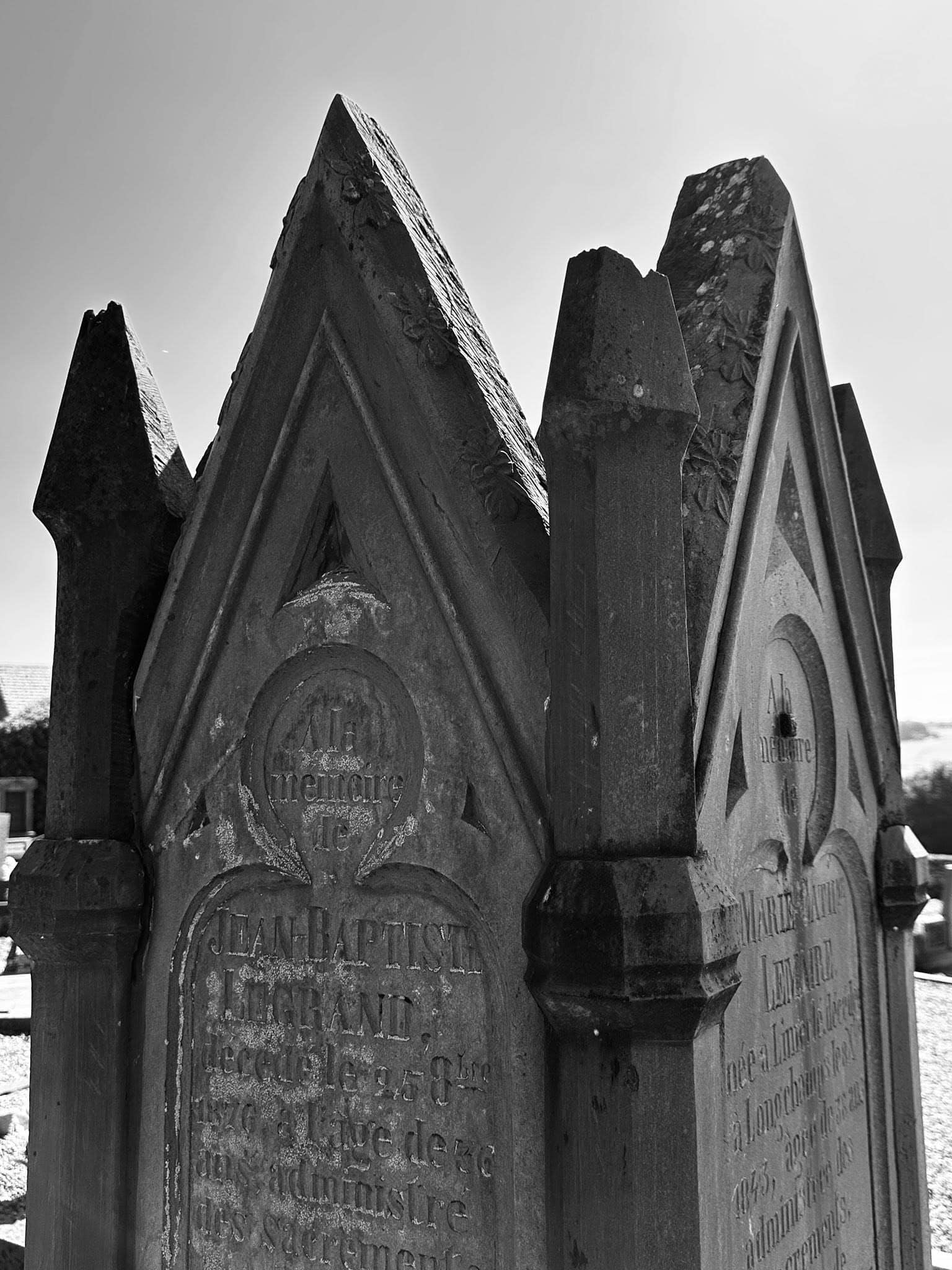 Grabmal und Detail – Longchamps (007) – Friedhof Longchamps.