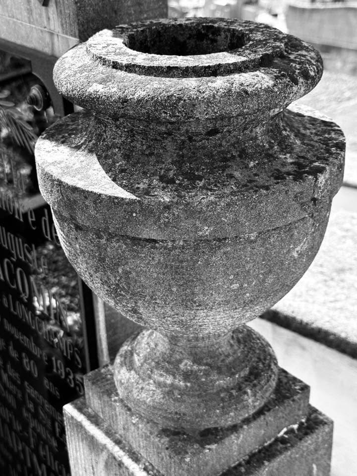 Grabmal und Detail – Longchamps (010) – Friedhof Longchamps.