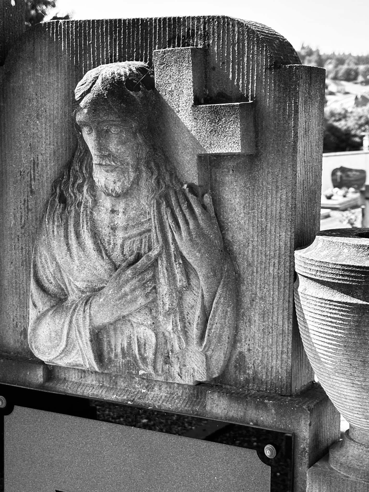 Frauenfigur – Longchamps (013) – Friedhof Longchamps. Darstellung: Frau.