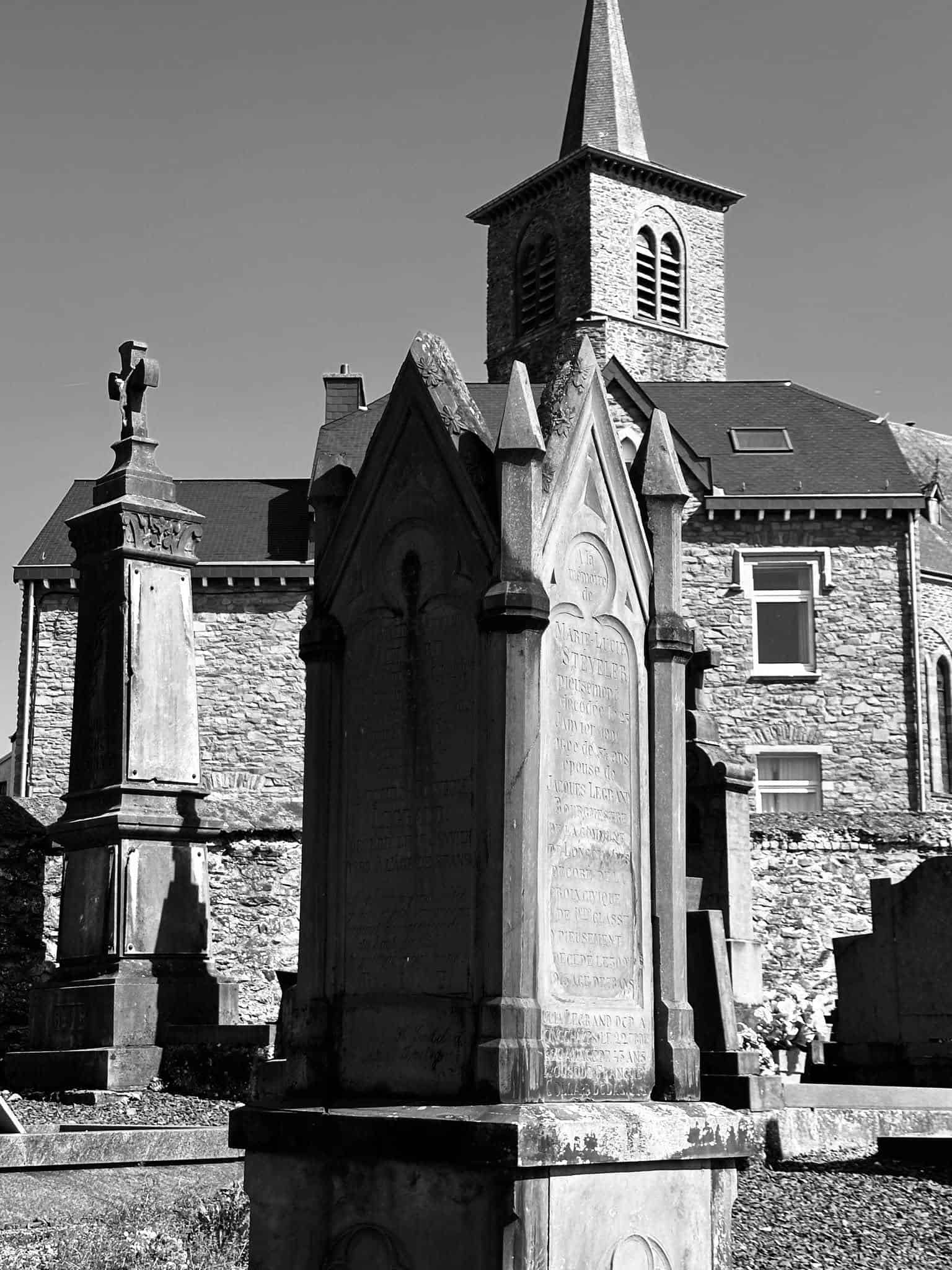 Grabmal und Detail – Longchamps (015) – Friedhof Longchamps.