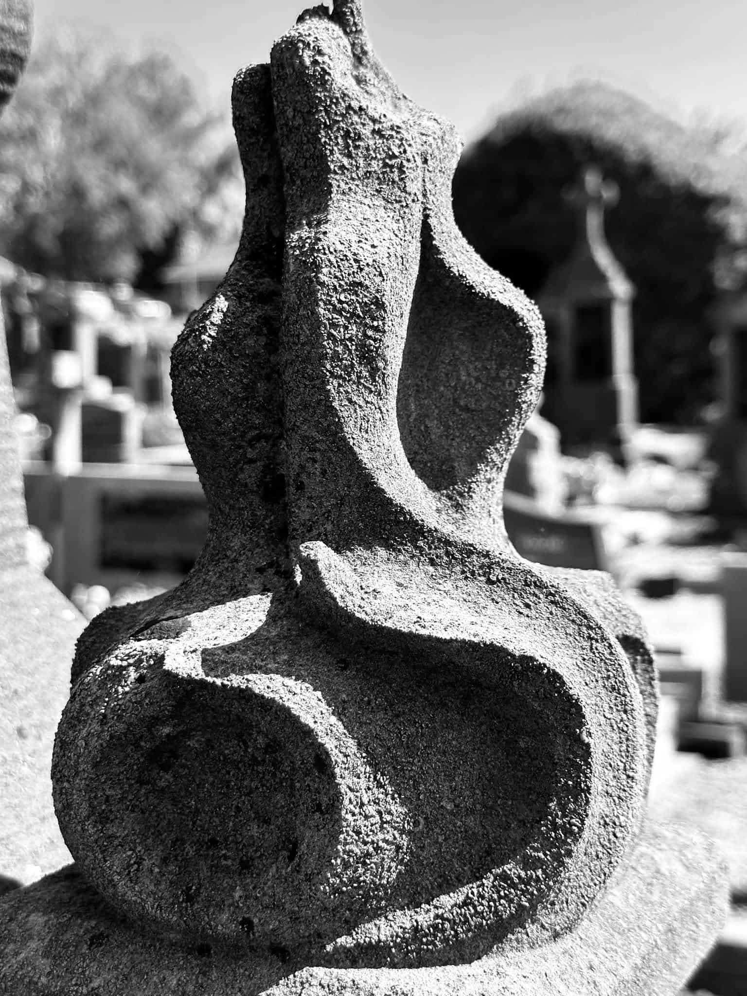 Grabmal und Detail – Longchamps (018) – Friedhof Longchamps.