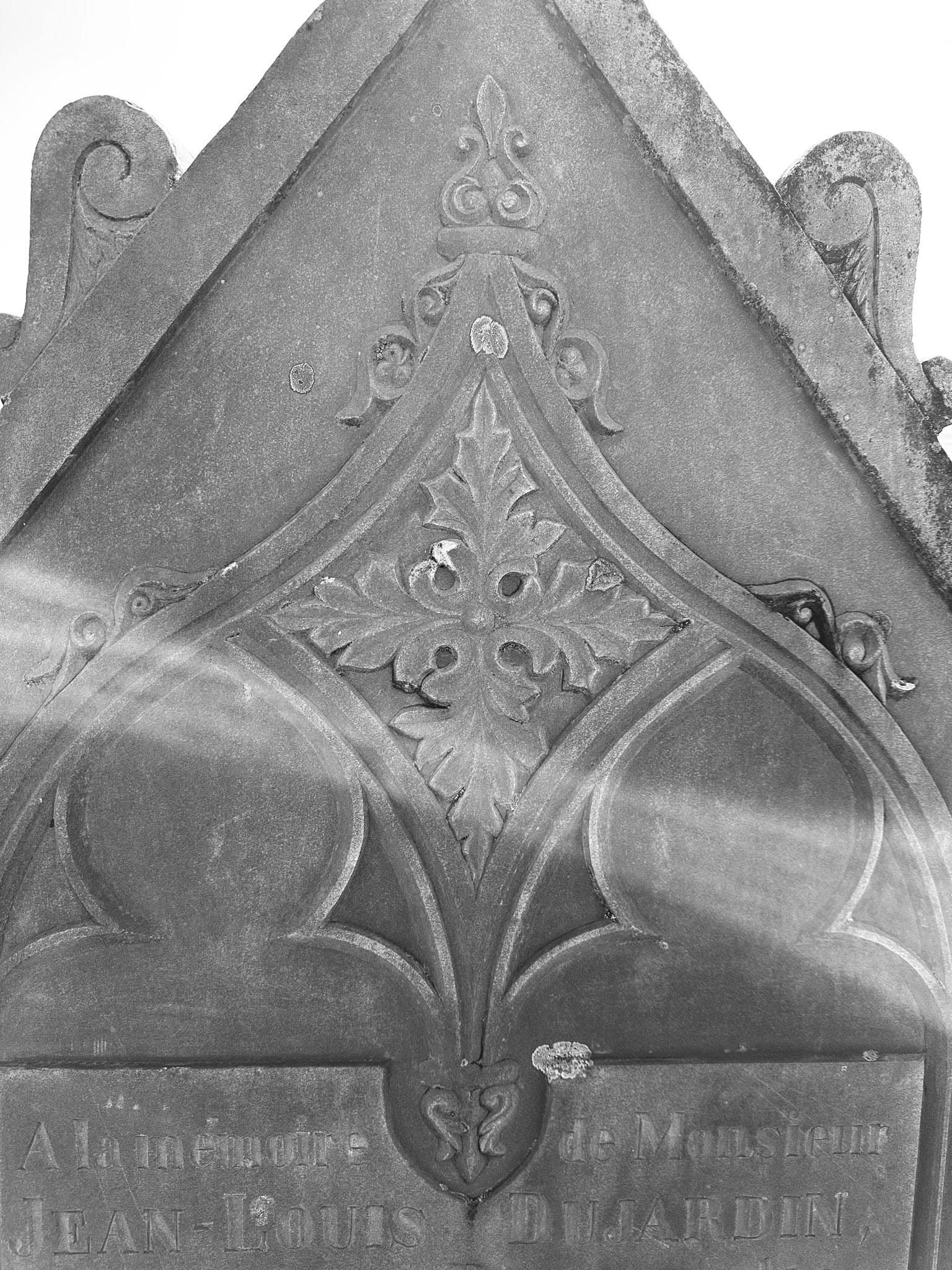 Grabmal und Detail – Longchamps (037) – Friedhof Longchamps.
