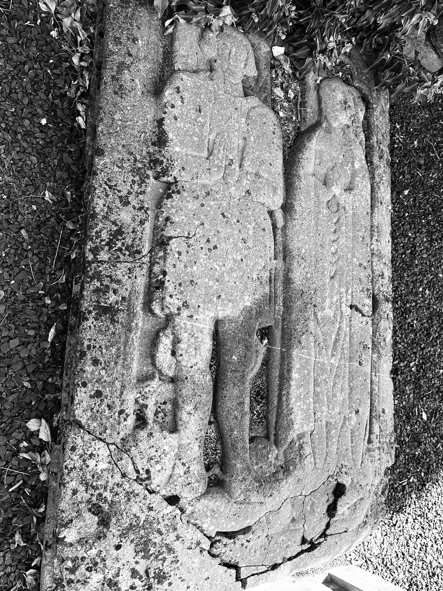 Grabmal und Detail – Longchamps (038) – Friedhof Longchamps.