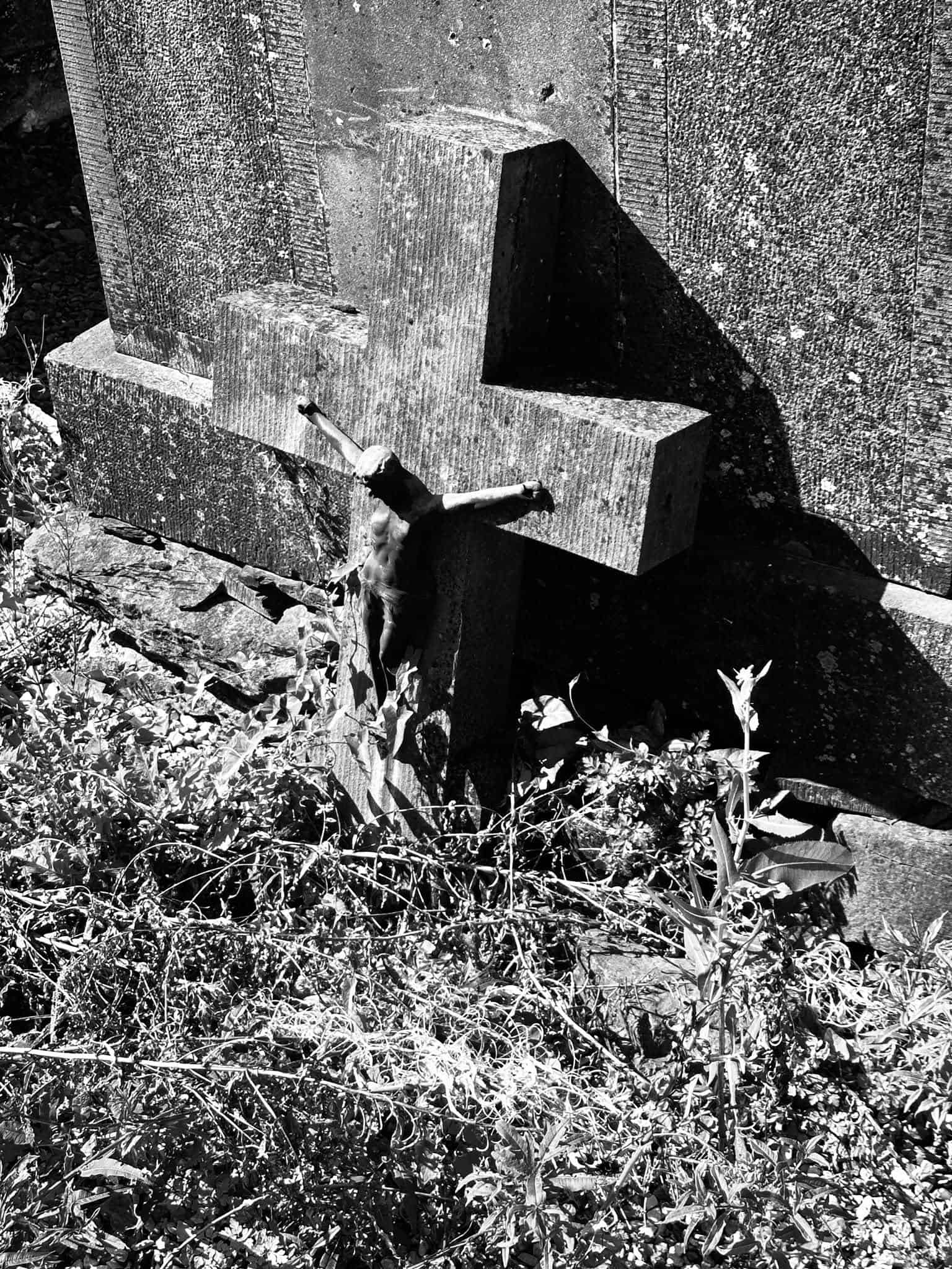 Grabmal und Detail – Longchamps (041) – Friedhof Longchamps.