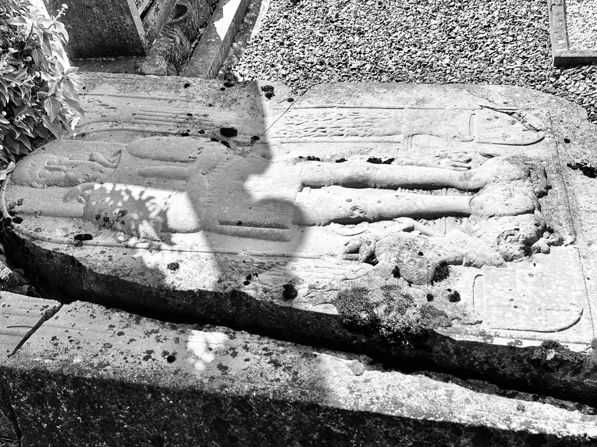 Grabmal und Detail – Longchamps (042) – Friedhof Longchamps.