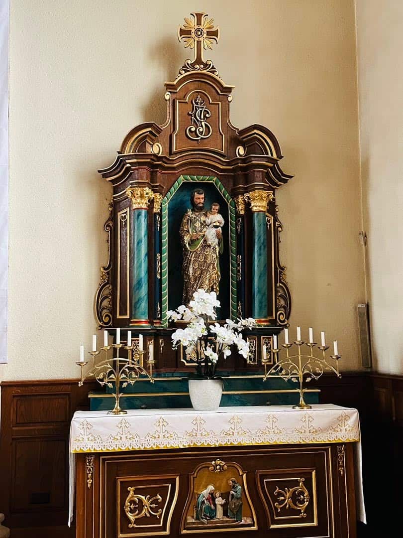 Seitenaltar mit Josephsfigur in Matthiaskirche (Heffingen) – Fotoansicht 1.