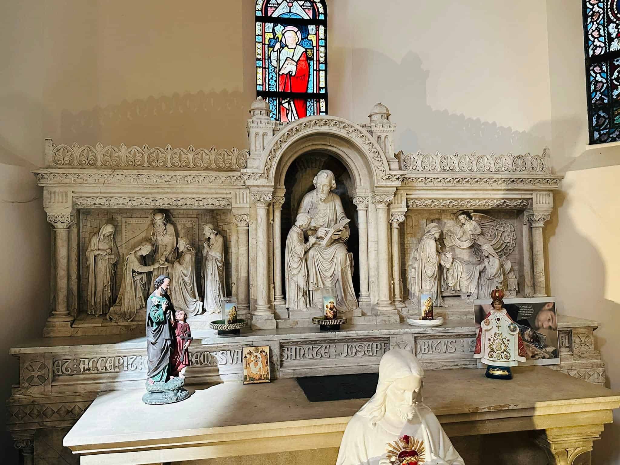 Steinerner Figurenaltar mit Reliefs in Notre-Dame-et-Saint-Remacle (Spa) – Fotoansicht 1.