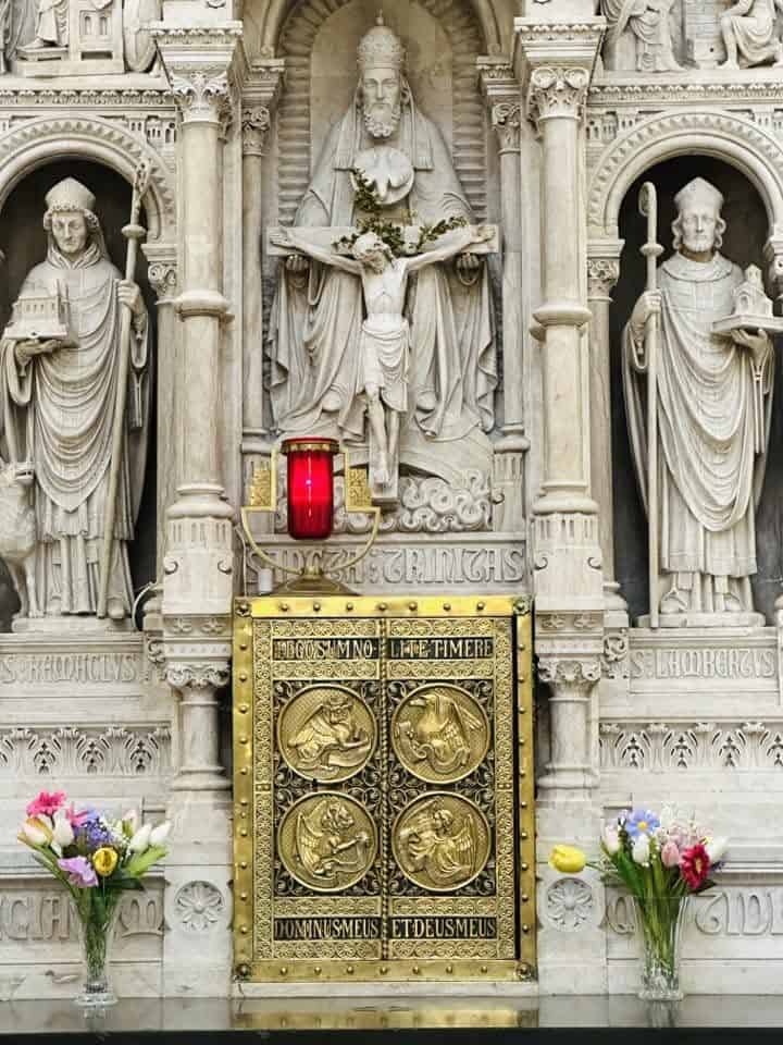 Figurenaltar mit Tabernakel in Notre-Dame-et-Saint-Remacle (Spa) – Fotoansicht 1.
