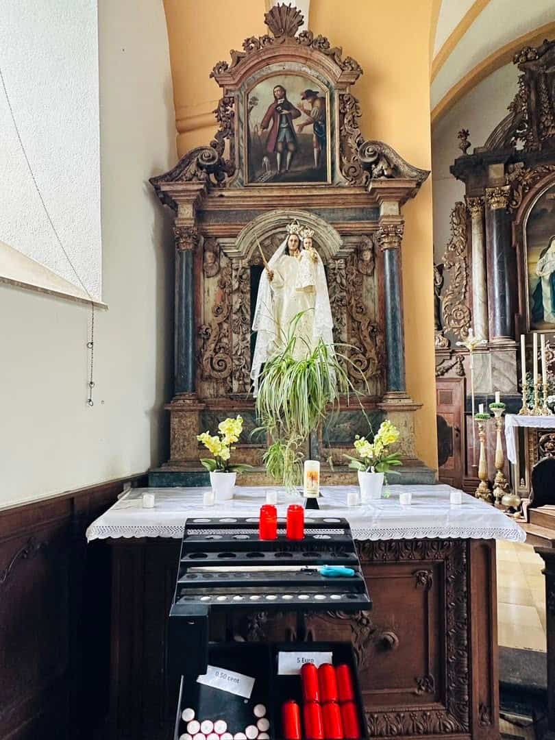 Seitenaltar mit austauschbaren Heiligenfiguren in Kirche St. Sylvester (Troine) – Fotoansicht 1.