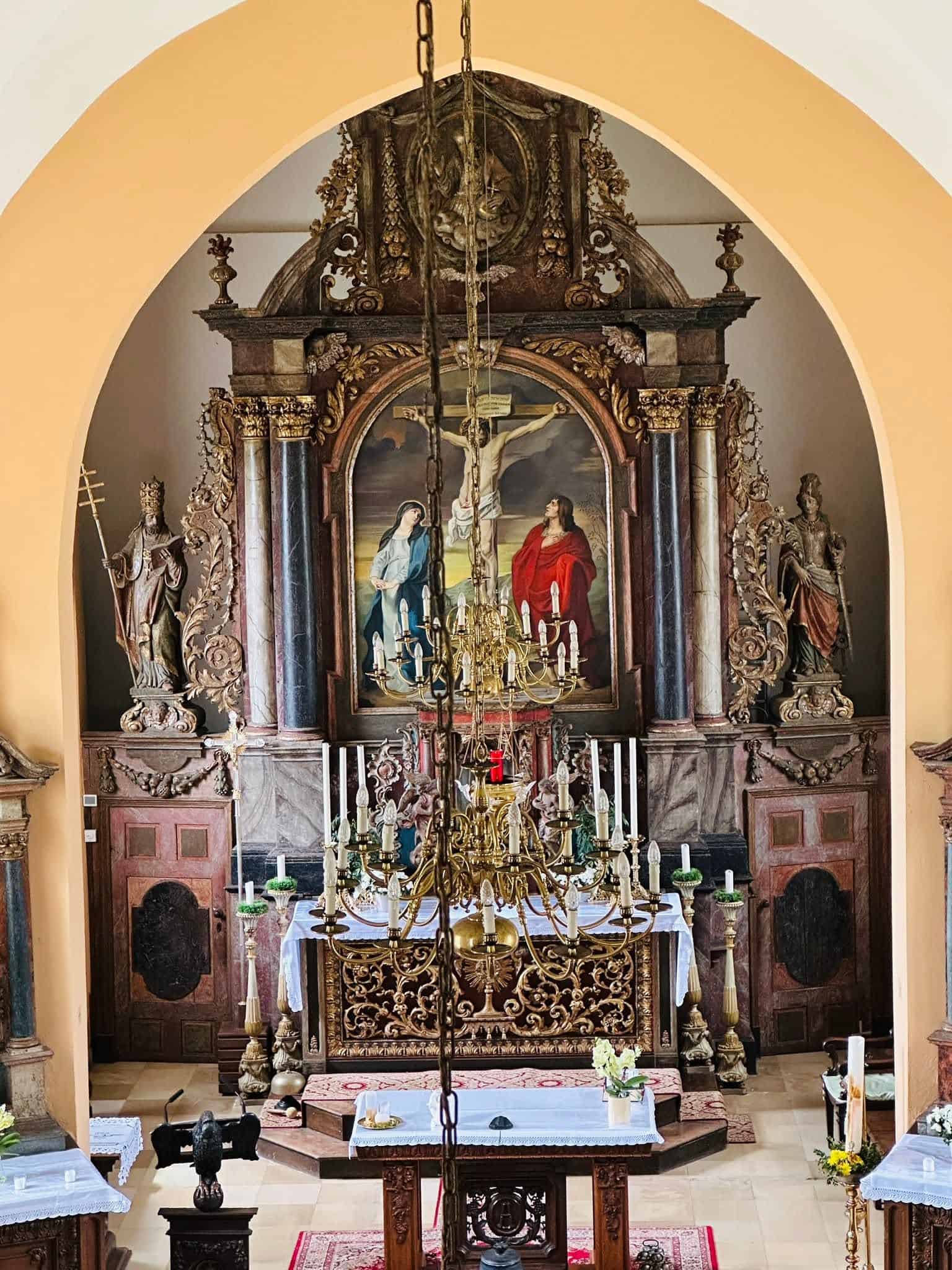 Hochaltar mit Kreuzigungsdarstellung in Kirche St. Sylvester (Troine) – Fotoansicht 1.