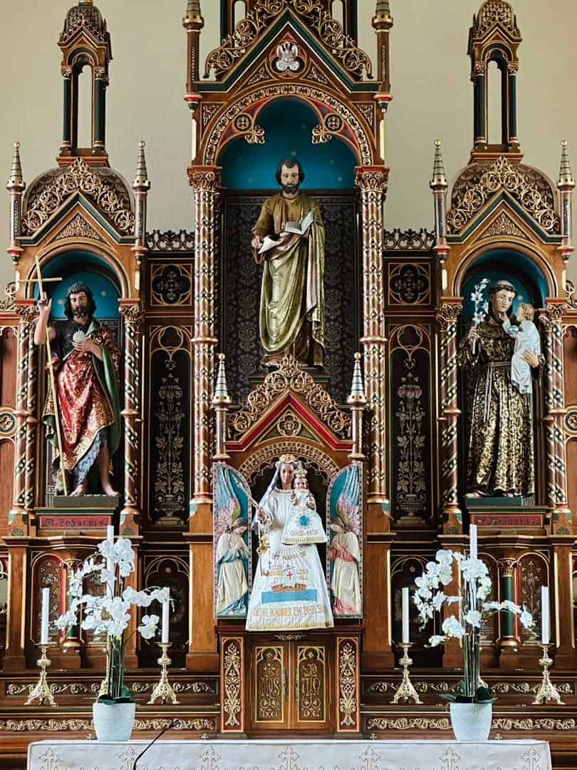 Neugotischer Hochaltar mit Figuren in Matthiaskirche (Heffingen) – Fotoansicht 1.