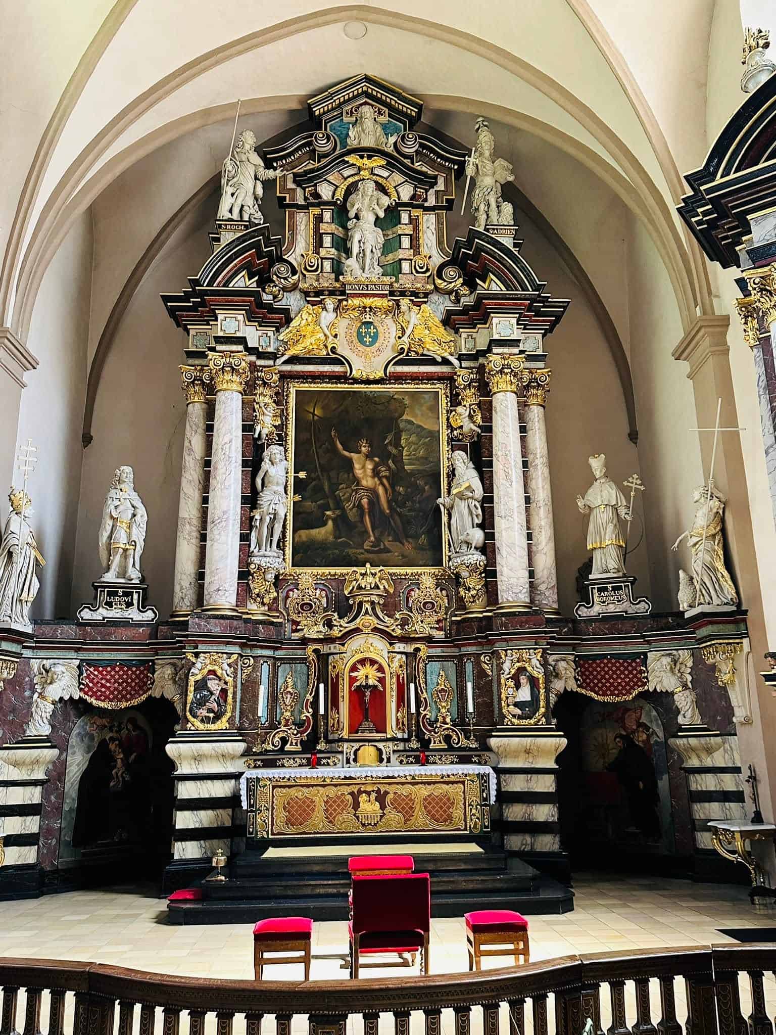 Hochaltar mit Gemälde und Tabernakel in St. Johann auf dem Stein (Luxemburg-Grund) – Fotoansicht 1.